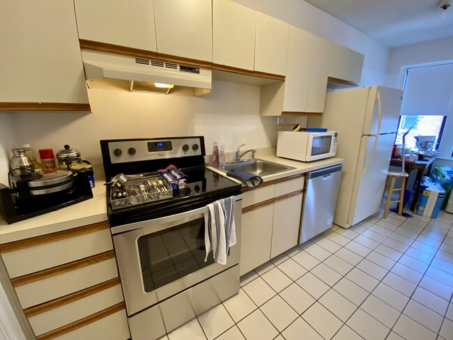 Building Photo - 137 Englewood Ave