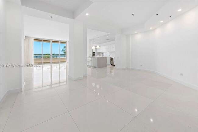 Building Photo - 808 Brickell Key Dr