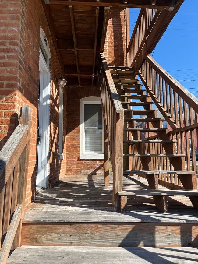 Building Photo - 511 W Franklin St