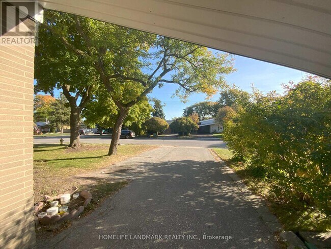 Photo du bâtiment - 70 Holford Crescent