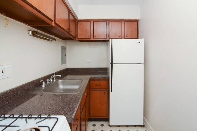 Building Photo - 660 W Wrightwood Ave