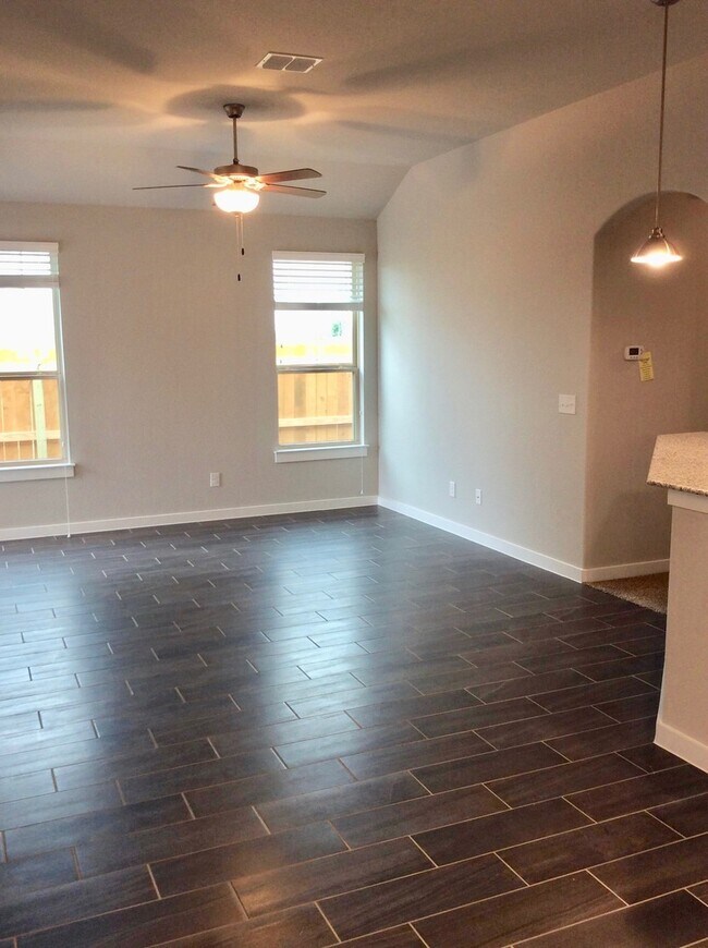 Foto del edificio - AVAILABLE NOW!  LUXURY TOWNHOME LOCATED IN...