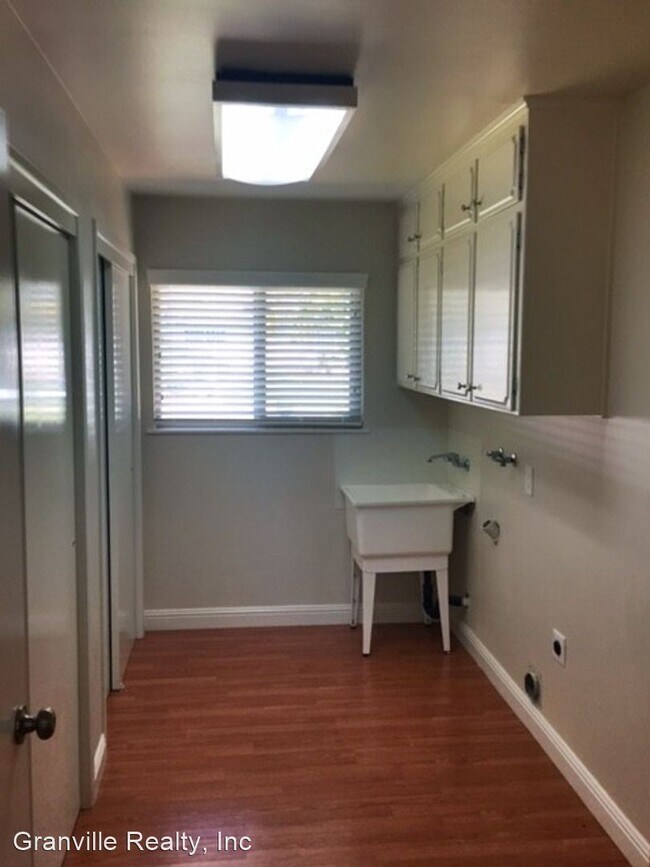 Building Photo - 4 br, 2.5 bath House - 1657 W. Ellery Way