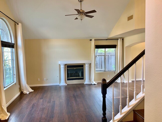 Building Photo - Beautifully Updated 4/2.5 near Woodward Park