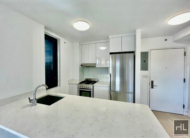 Building Photo - Stunning rent stabilized 1 bedroom with private balcony, onsite laundry, gym & roof deck