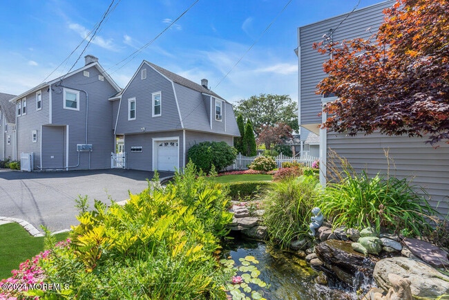 Building Photo - 208 4th Ave