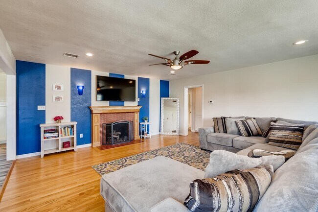 Foto del edificio - Upgraded 4 Bedroom/3 bath Home with Pool &...