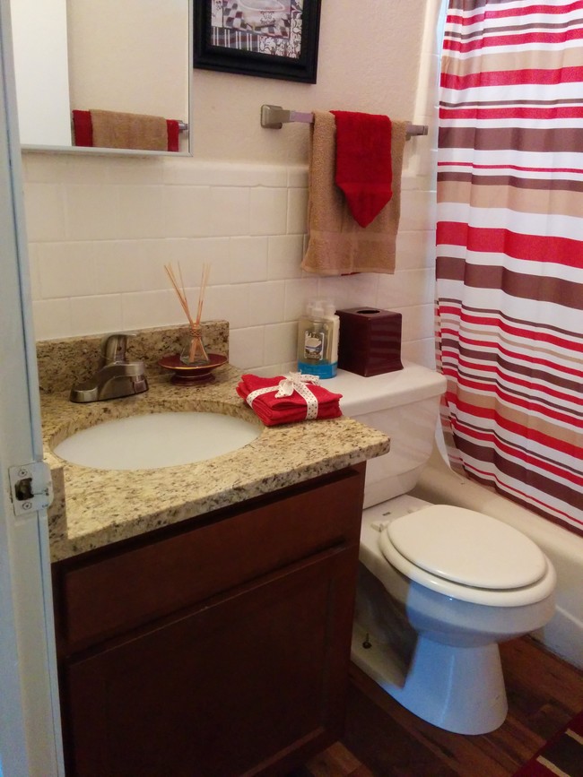 Baño - Dwell at 1794 Apartments