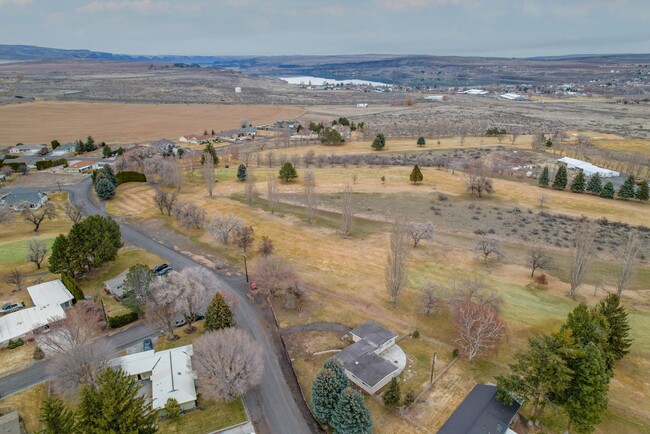 Foto del edificio - Home on The 9th Fairway in Soap Lake!!