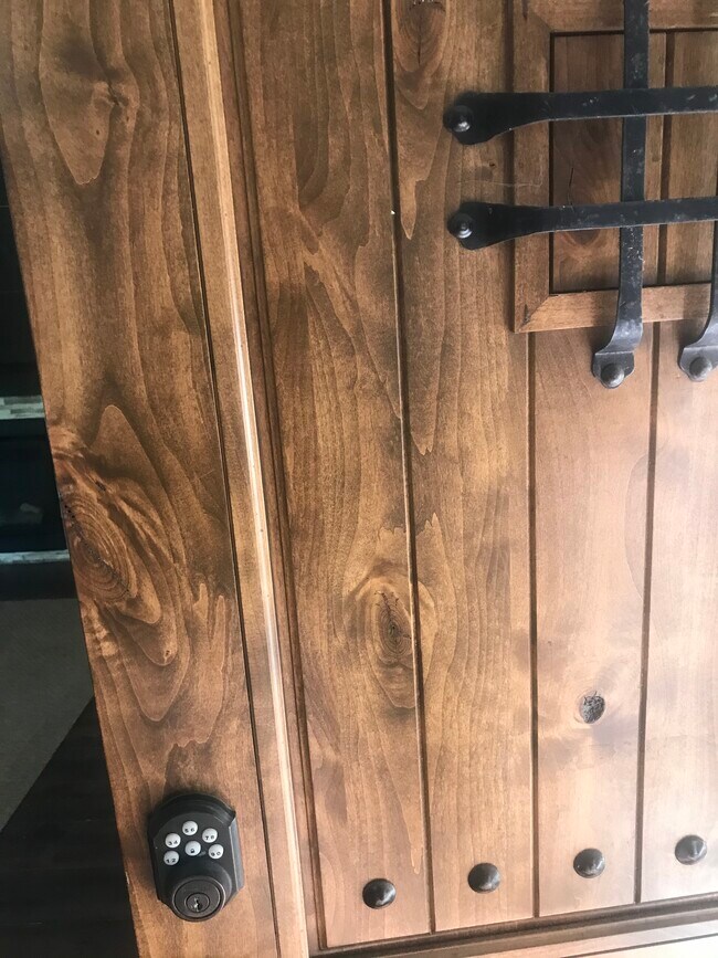 Puerta principal - 26772 CA-189