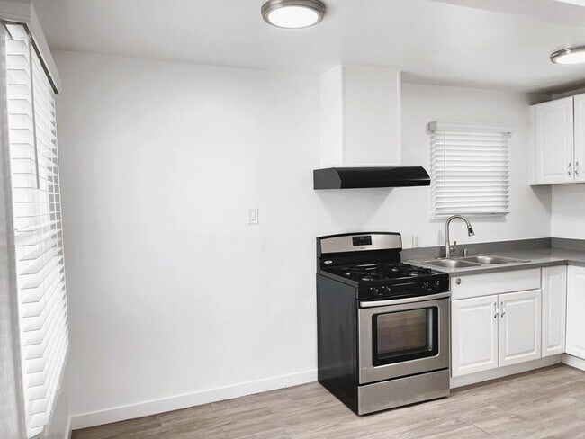 Building Photo - 319 S Maple St