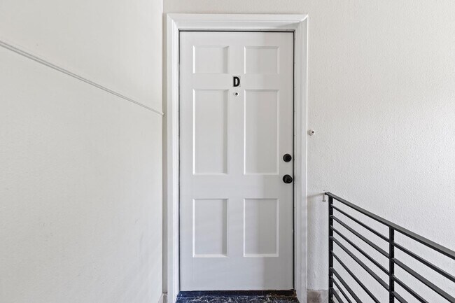 Foto del edificio - 4074 Hillcrest Dr