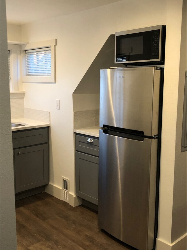Kitchen - fridge with ice maker and Microwave - 411 N L St