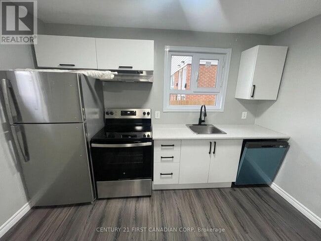 Building Photo - 292 Simcoe St