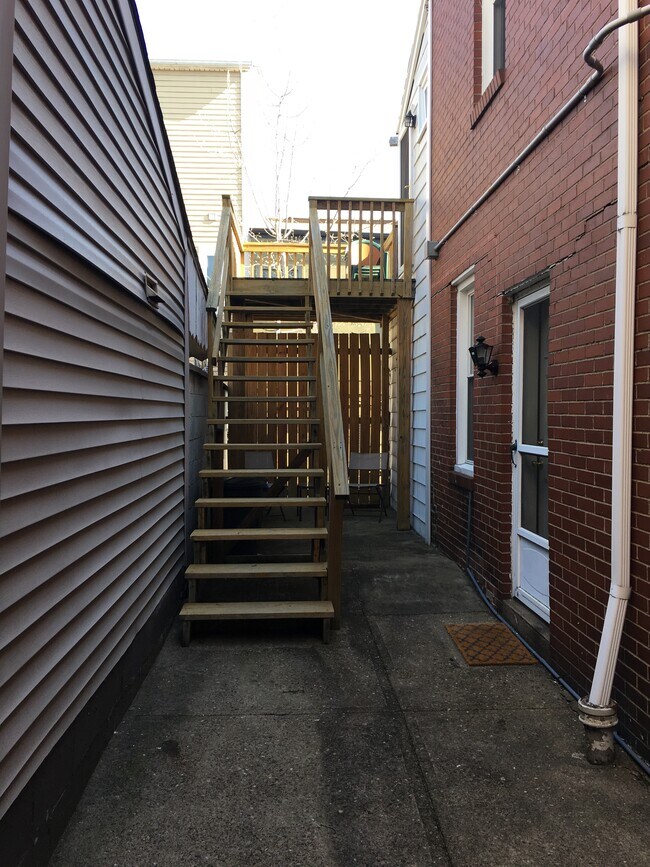 Courtyard and deck - 1713 Sidney St