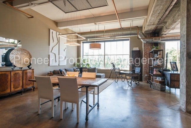 Building Photo - 1777 E 39th Ave