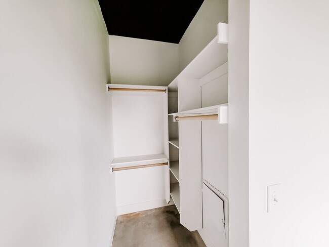 Foto del edificio - Industrial Studio Apartment near Downtown!