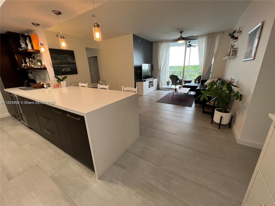 Foto principal - 9805 NW 52nd St