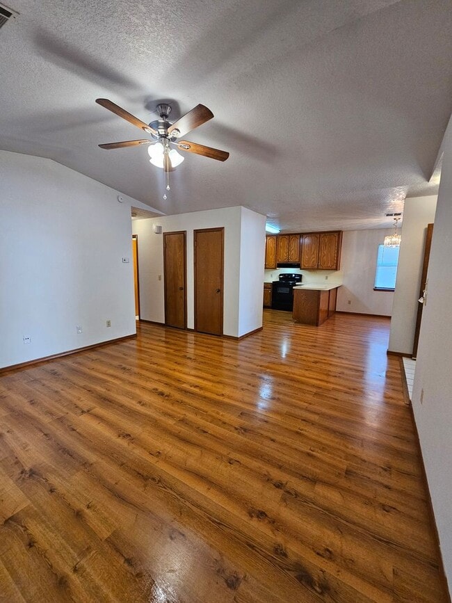 Building Photo - (3) Bed/(2) Bath in West Norman Available NOW! Sm Dog Negotiable.