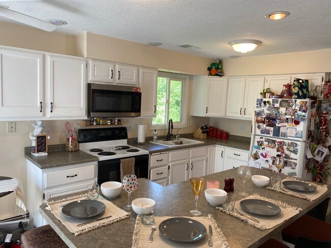 Building Photo - 10704 11th Ave N