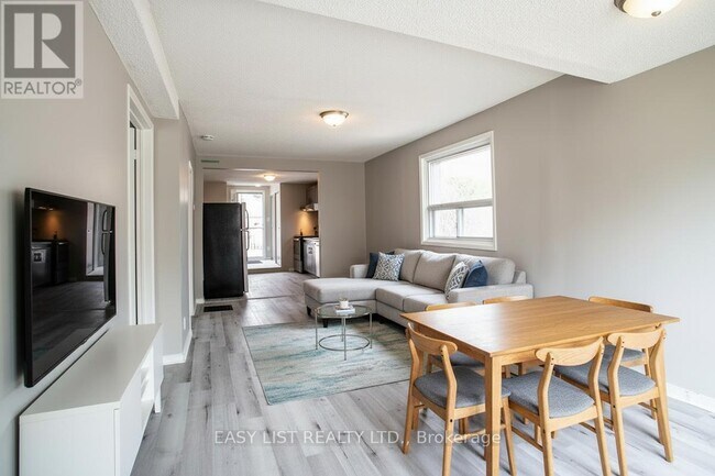 Photo du bâtiment - 598 N Lake Rd