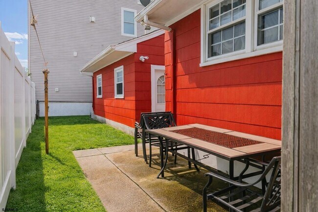 Building Photo - 1118 W Beach Ave