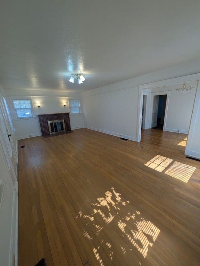 Building Photo - 435 N 2nd St