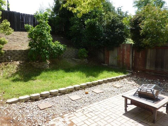 Building Photo - Duplex Unit w/ Attached Garage, Fenced Yard - Laminate Flooring
