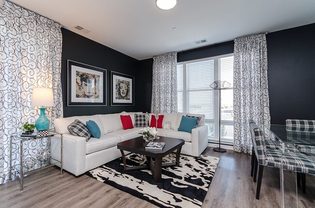 Building Photo - Two Bedroom Luxury Apartment (Elevator Bui...