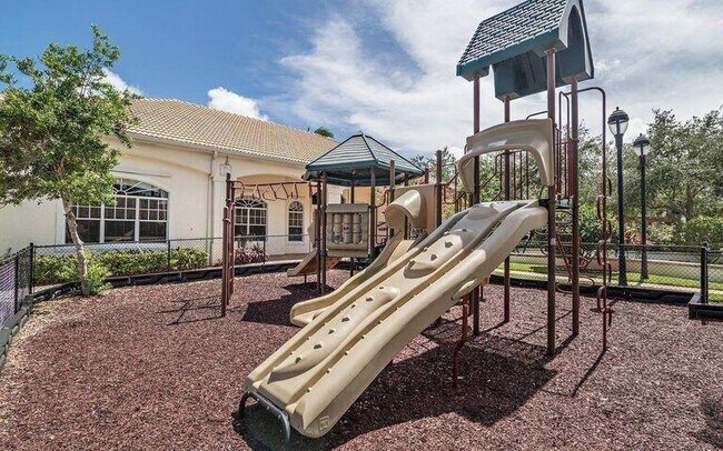 Foto del edificio - 3211 Myrtlewood Cir W
