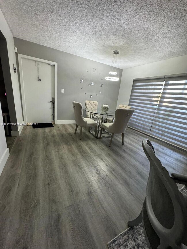 Foto del edificio - 370 E Laurel Dr