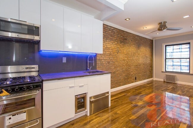 Building Photo - 221 E 11th St