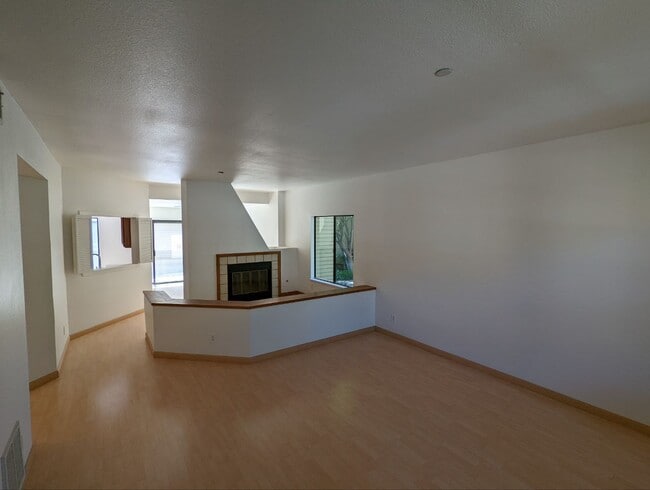 Building Photo - 970 La Mesa Terrace