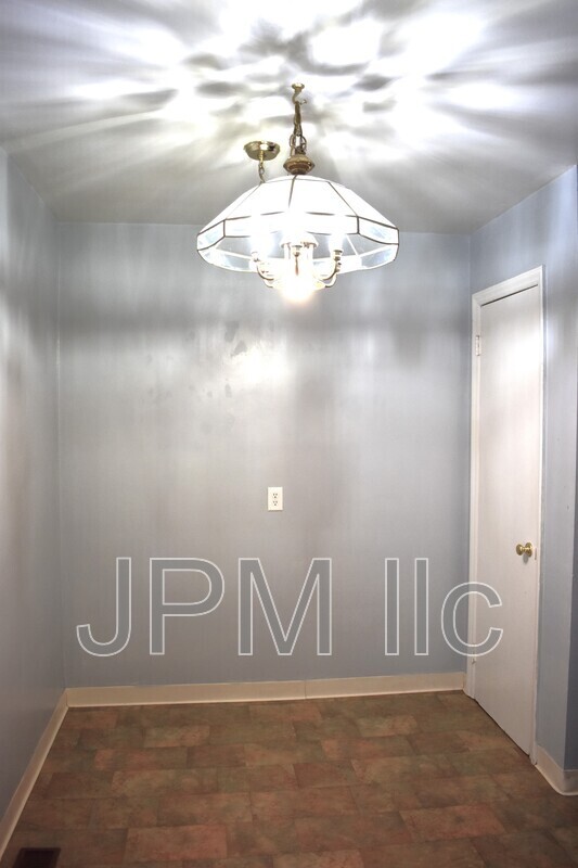 Building Photo - 505 Kirman