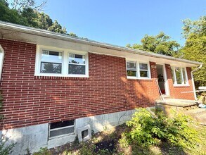 Building Photo - 129 Tee St
