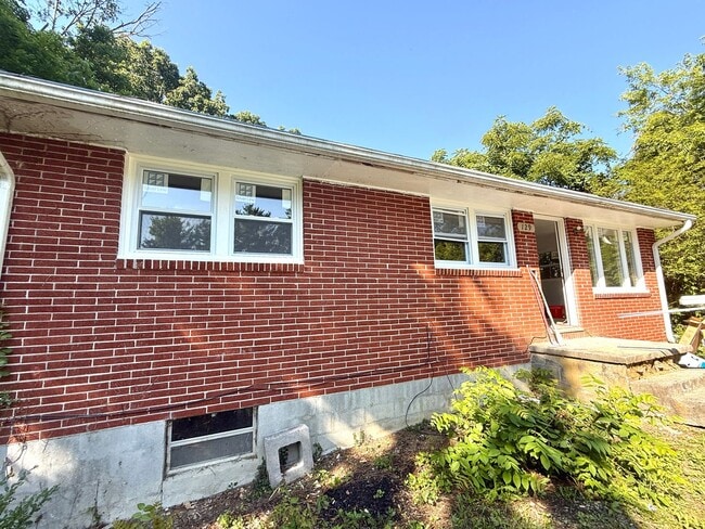 Beautifully renovated 3-bedroom, 1-bathroo... - Beautifully renovated 3-bedroom, 1-bathroo... House