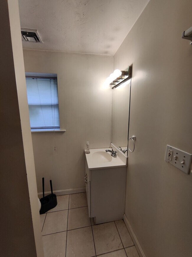 Building Photo - Central Heat/AC, Parking Included, Laundry...