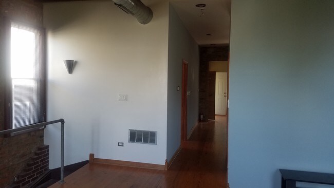 Building Photo - 3105 N California Ave