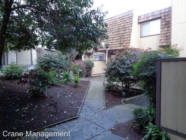 Building Photo - 3600 Green Acre Rd
