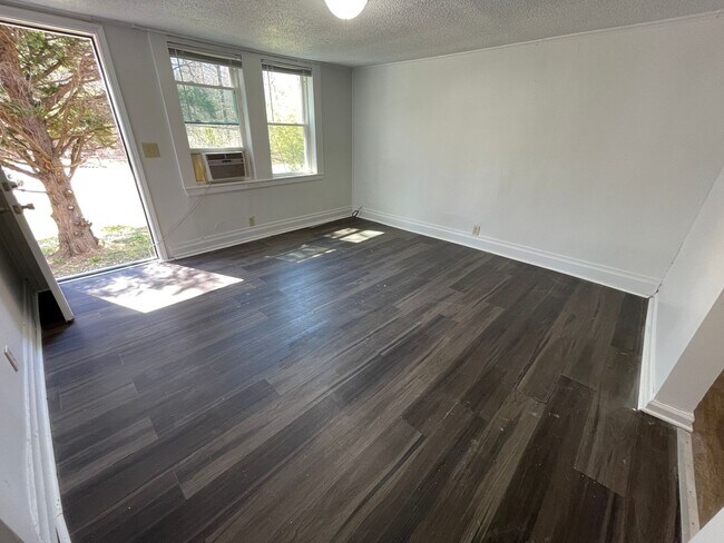 Foto del edificio - 2 bedroom bungalow in convenient Hillsboro...