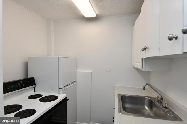 Building Photo - 9001 Yorkshire Ln