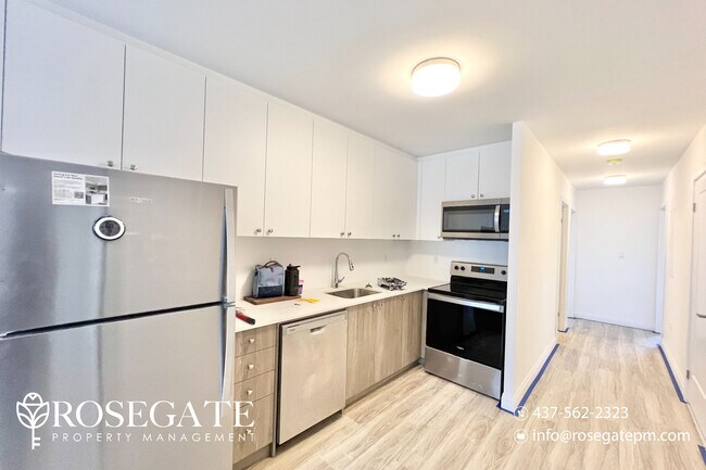Photo du bâtiment - Newly Renovated 2-Bedroom + Den, 2-Bath Co...