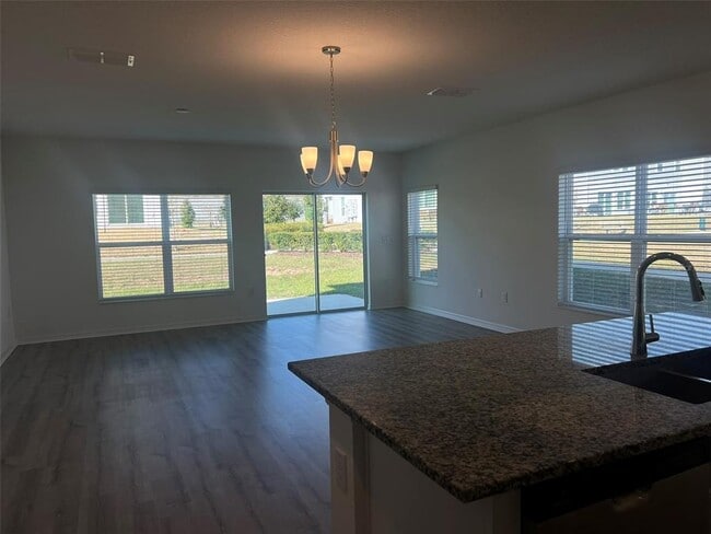 Foto del edificio - 692 Stoney Pointe Cir