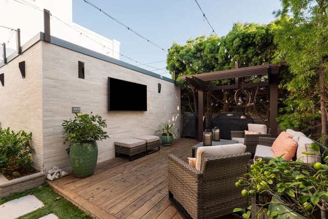 Building Photo - 330 28th St