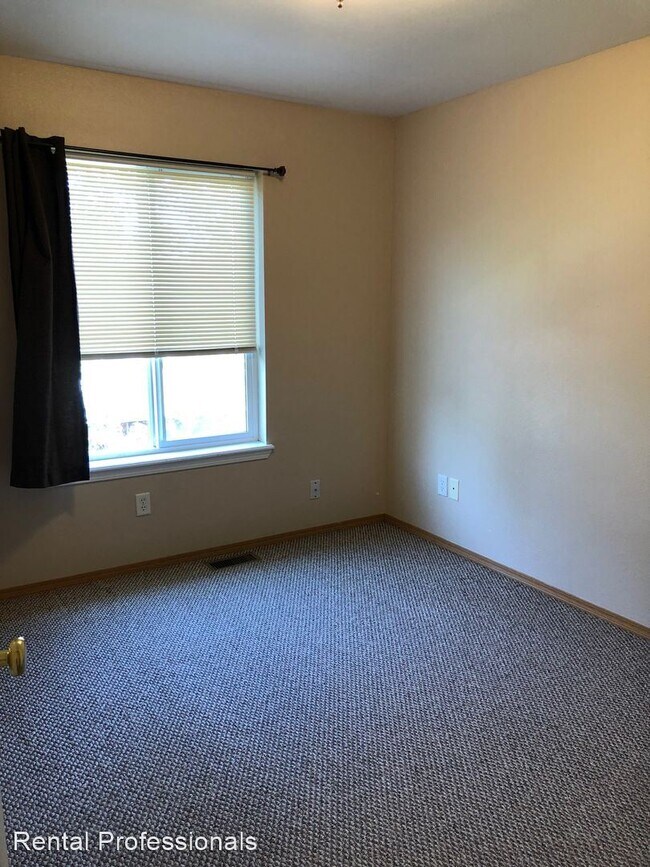 Building Photo - 3 br, 2 bath House - 486 West Shore Drive