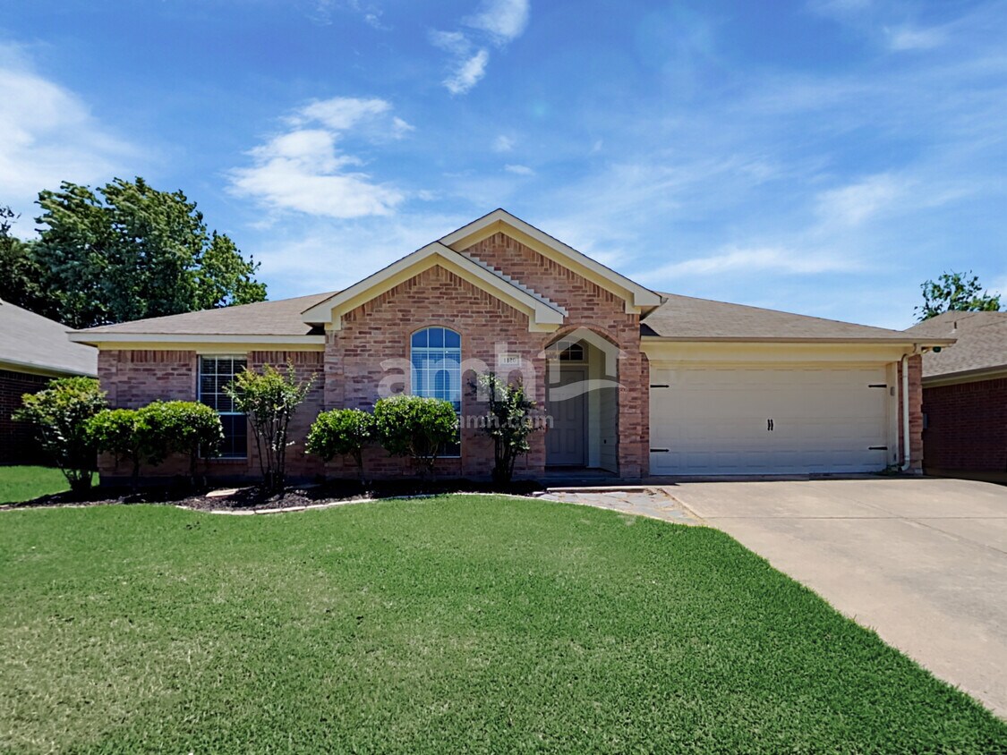 1120 Greenview Lane House Rental in Kennedale, TX