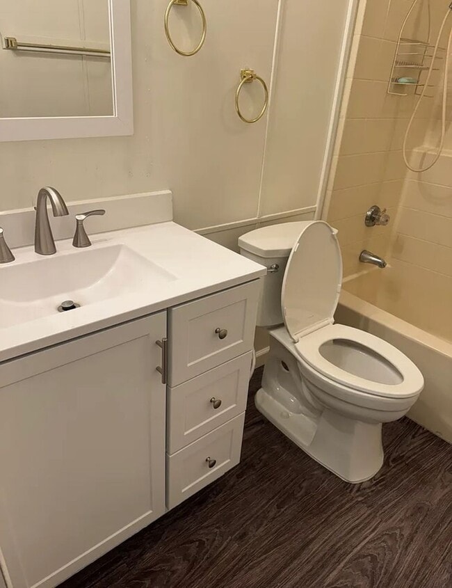 Building Photo - 3 Bedroom, 2 Bath on 1.5 acres in Hanford