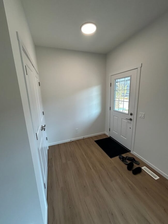 Building Photo - 704