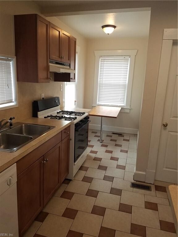 Building Photo - 225 Beechwood Ave-Norfolk Available March 1