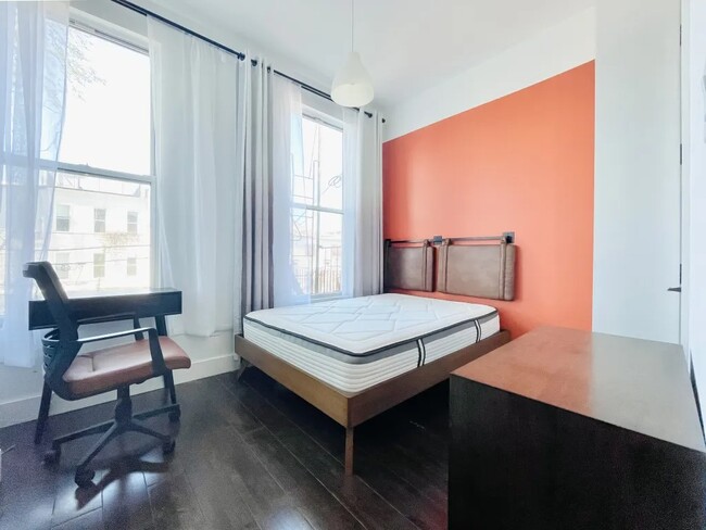 Foto del edificio - Furnished room/NOT APARTMENT